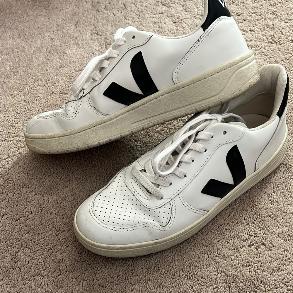 Veja White and Black Low-Top Sneakers with Textured Leather